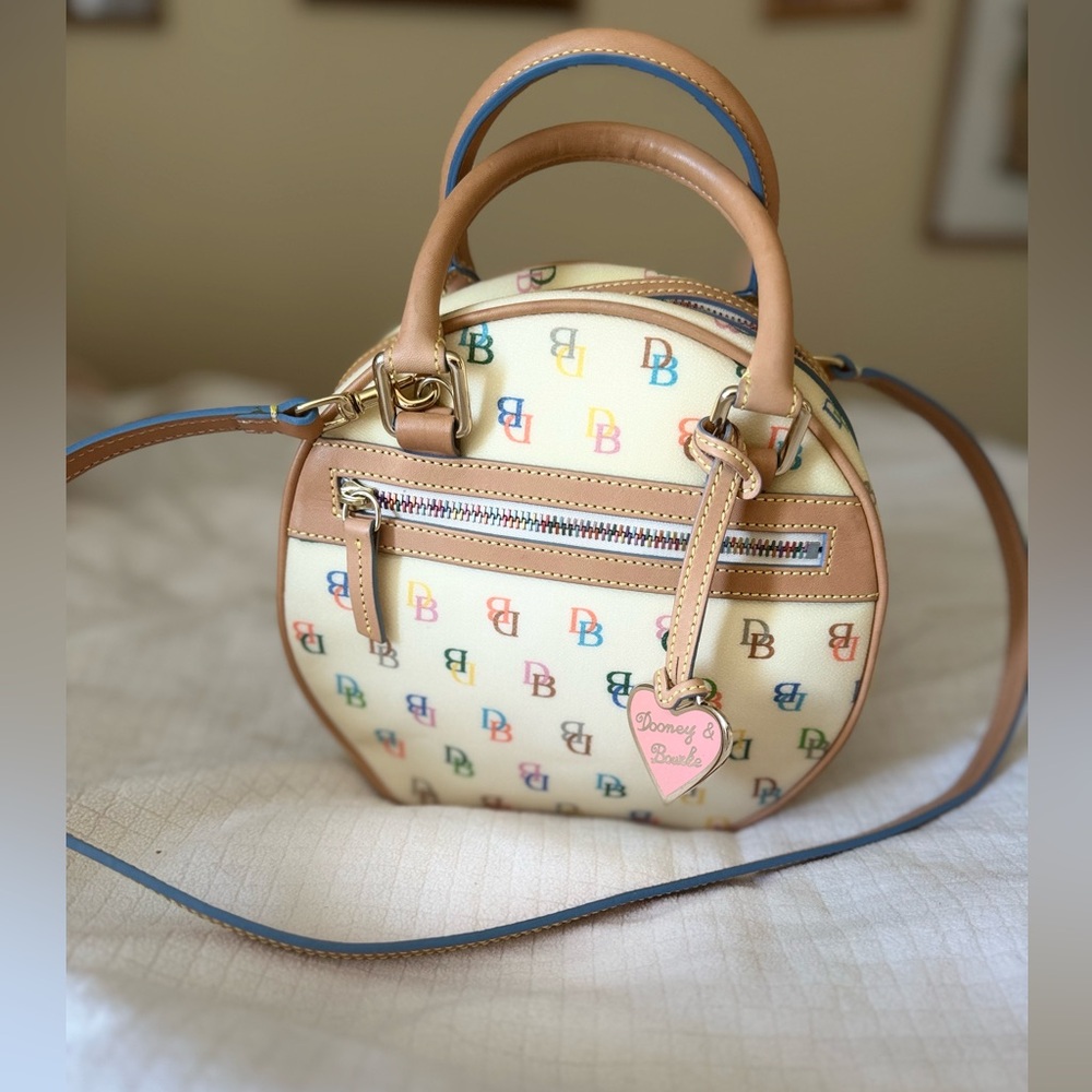 Discontinued Dooney And Bourke Circle It Bag - Picture 1 of 15